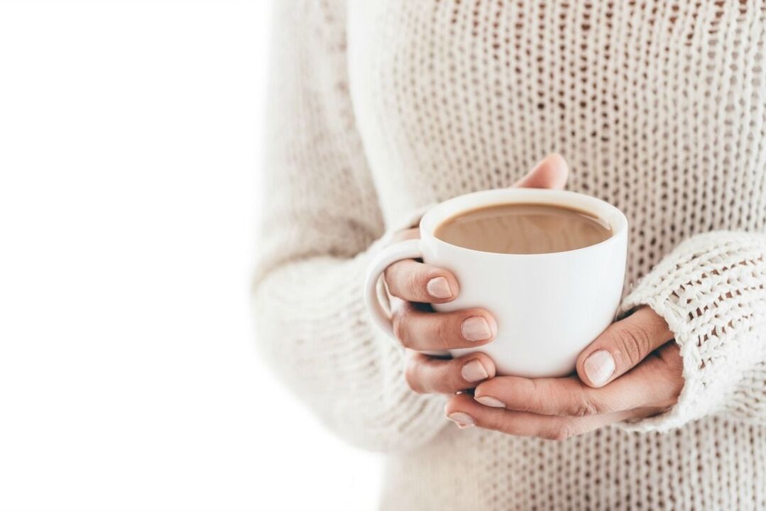Ein Glas mit Ketokaffee verlieren